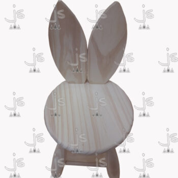 Banquito infantil redondo de cuatro patas torneadas con parantes y respaldo de orejas conejito hecho de madera de pino. Fabricado por JS. Fábrica de muebles.