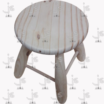 Banquito infantil redondo con cuatro patas torneadas y parantes hecho de madera de pino. Fabricado por JS. Fábrica de muebles.