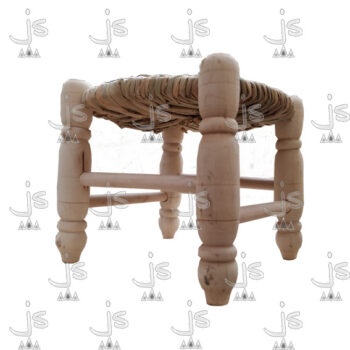 Banquito infantiil con asiento forrado en junco y patas torneadas con parantes hecho de madera de pino. Fabricado por JS. Fábrica de muebles.