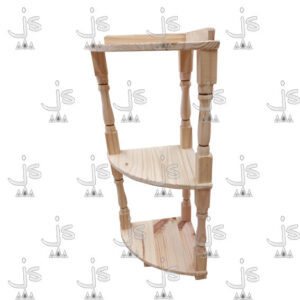 Esquinero triple torneado hecho de madera de pino. Fabricado por JS. Fábrica de muebles.