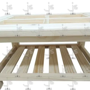 Mesa Ratona Cerealera de cuatro patas torneadas con un estante hecho de madera de pino. Fabricado por JS. Fábrica de muebles.