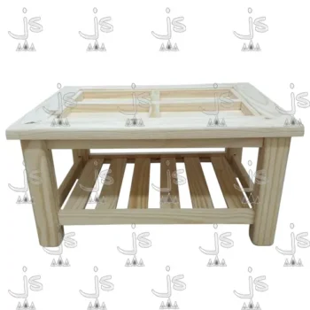 Mesa Ratona Cerealera de cuatro patas torneadas con un estante hecho de madera de pino. Fabricado por JS. Fábrica de muebles.