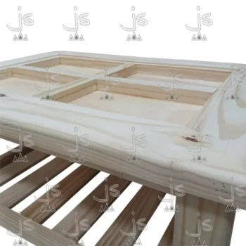 Mesa Ratona Cerealera de cuatro patas torneadas con un estante hecho de madera de pino. Fabricado por JS. Fábrica de muebles.