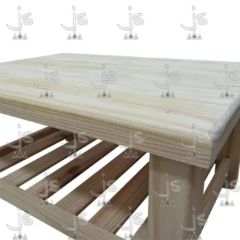 Mesa Ratona Cerealera Ciega de cuatro patas torneadas con un estante hecho de madera de pino. Fabricado por JS. Fábrica de muebles.