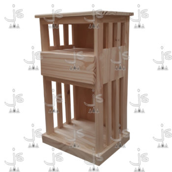Mesa de luz con laterales de tablita con un cajón en el medio y dos estantes hecho de madera de pino. Fabricado por JS. Fábrica de muebles.
