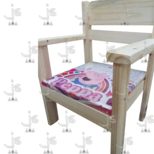 Silla infantil Con Apoya Brazos y asiento tapizado con dibujos hecho de madera de pino. Fabricado por JS. Fábrica de muebles.
