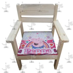Silla infantil Con Apoya Brazos y asiento tapizado con dibujos hecho de madera de pino. Fabricado por JS. Fábrica de muebles.