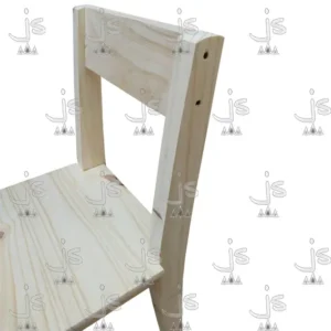 Silla retro hecho de madera de pino. Fabricado por JS. Fábrica de muebles.