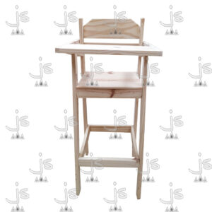 Silla alta infantill con apoya brazos, mesa plegable y patas reforzadas con parantes hecha de madera de pino. Fabricado por JS. Fábrica de muebles.
