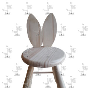 Banquito infantil asiento redondo con patas reforzadas redondeadas con tirantes y con respaldo en forma de orejitas de conejo. Fabricado por JS. Fábrica de muebles.