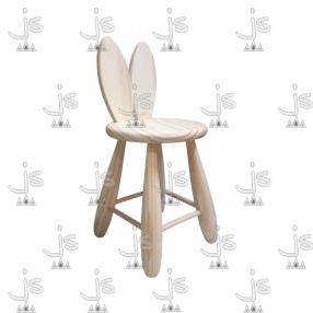 Banquito infantil con patas redondeadas y respaldo en forma de orejas de conejito y patas reforzadas con parantes hecho de madera de pino. Fabricado por JS. Fábrica de muebles.