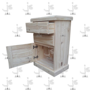 Mesa de luz con una puerta replanada y dos cajones hecho de madera de pino. Fabricado por JS. Fábrica de muebles.