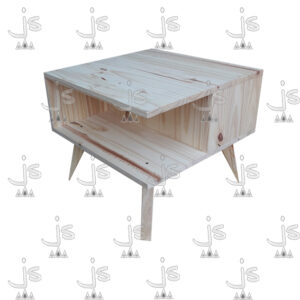 Mesa ratona retro chica de cuatro patas con un estante hecho de madera de pino. Fabricado por JS. Fábrica de muebles.
