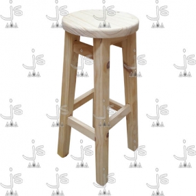 Taburete patas rectas redondo con patas reforzadas con parantes. Hecho de madera de pino. Fabricado por JS. Fábrica de muebles.