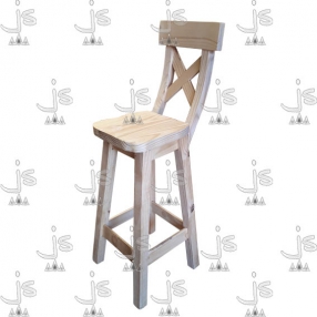 Taburete respaldo en X con asiento redondeado hecho de madera de pino. Fabricado por JS. Fábrica de muebles.