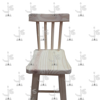 Taburete con cuatro patas reforzadas con parantes y respaldo hecho de madera de pino. Fabricado por JS. Fábrica de muebles.