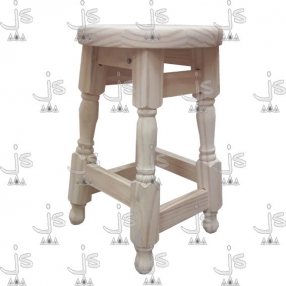 Taburete torneado de 0.45 redondo con patas reforzadas con parantes hecho de madera de pino. Fabricado por JS. Fábrica de muebles.