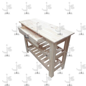 Mesa quesera de campo con dos estantes y un cajón con manija metálica hecho de madera de pino. Fabricado por JS. Fábrica de muebles.