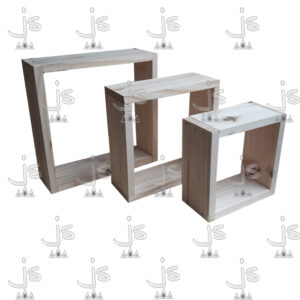 Juego de tres repisas en forma de cuadro de diferentes tamaños hecho de madera de pino. Fabricado por JS. Fábrica de muebles.