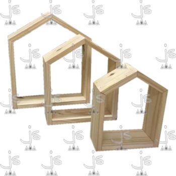 Juego de tres repisas en forma de casita hecho de madera de pino. Fabricado por JS. Fábrica de muebles.