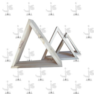 Juego de tres repisas en forma de triangulo hecho de madera de pino. Fabricado por JS. Fábrica de muebles.