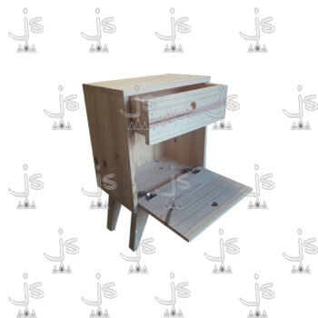 Mesa Luz de cuatro patas retro con un cajon y una puerta plegable hecho de madera de pino. Fabricado por JS. Fábrica de muebles.