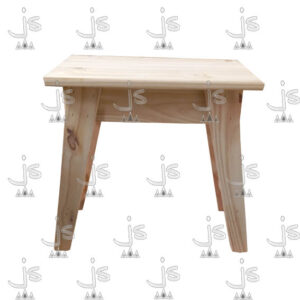Banqueta retro de cuatro patas hecha de madera de pino. Fabricado por JS. Fábrica de muebles.