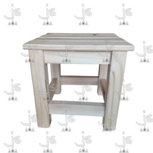 Banqueta Matera Grande asiento cuadrado con patas reforzadas con parantes hecho de madera de pino. Fabricado por JS. Fábrica de muebles.