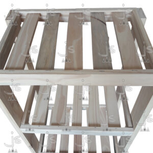 Toallero desarmable de tres estantes hecho de madera de pino. Fabricado por JS. Fábrica de muebles.