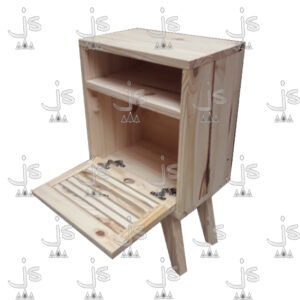 Mesa De Luz de cuatro patas con una puerta celosia y un estante hecho de madera de pino. Fabricado por JS. Fábrica de muebles.