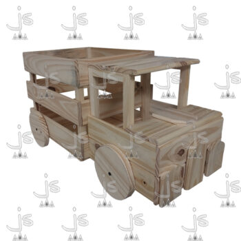 Camioncito infantil con un cajón de madera y cuatro rueditas hecho de madera de pino. Fabricado por JS. Fábrica de muebles.