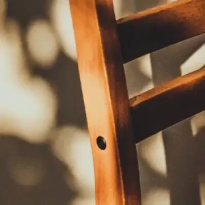 silla de pino pintada con tinta roble oscuro